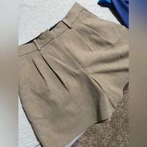 Aritzia Babaton Pleated shorts 5”